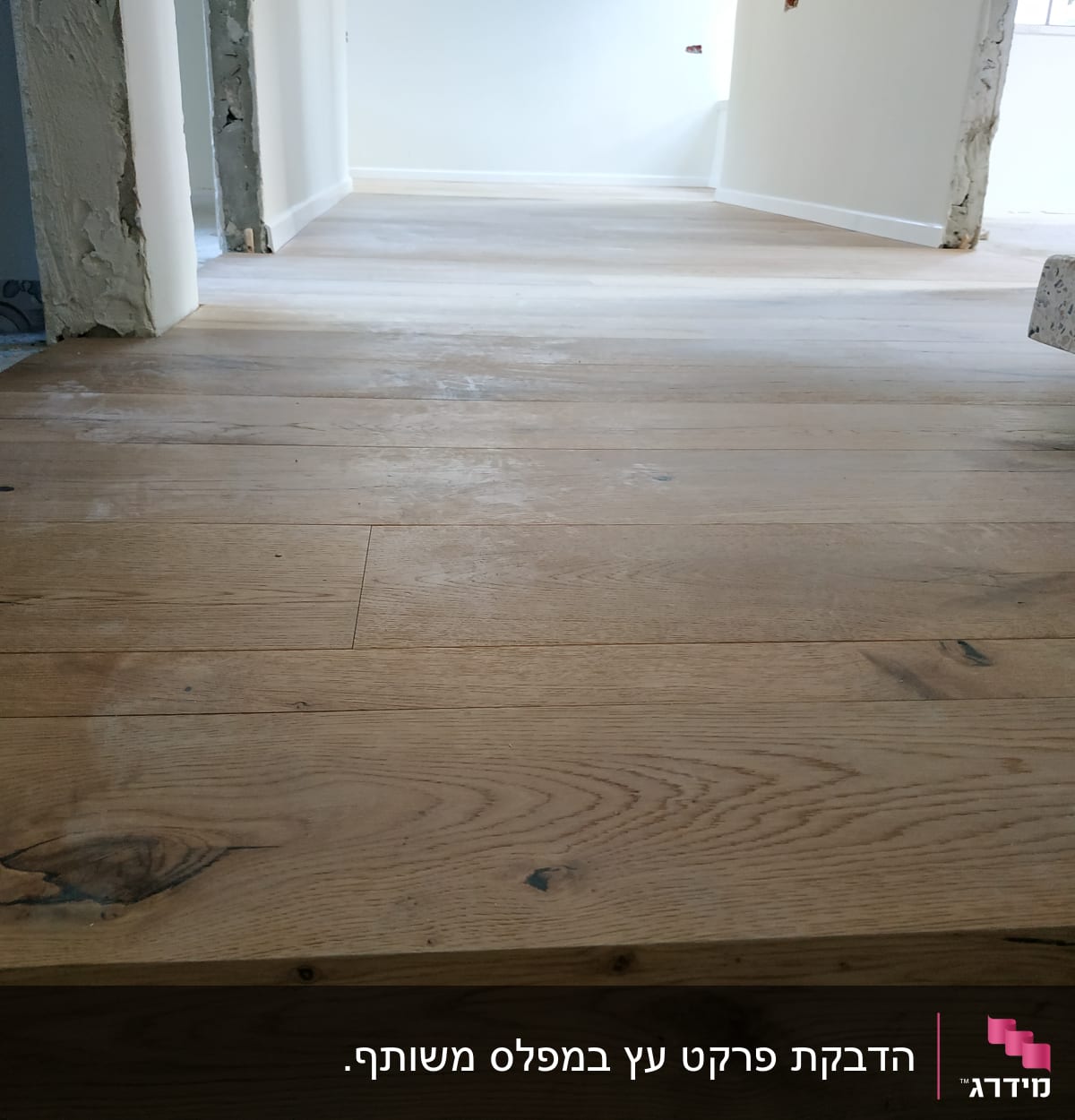 רצפת פרקט עץ בהתקנה בחדר פנימי